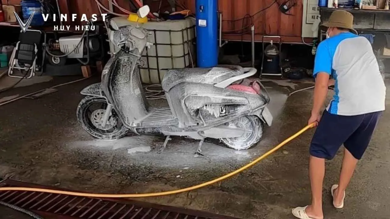 Rửa xe máy điện VinFast bằng nước có an toàn không