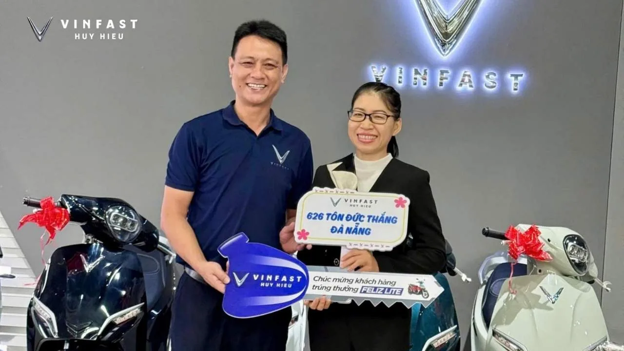 Khách hàng nhận xe máy điện VinFast Feliz Lite tại VinFast Huy Hiệu