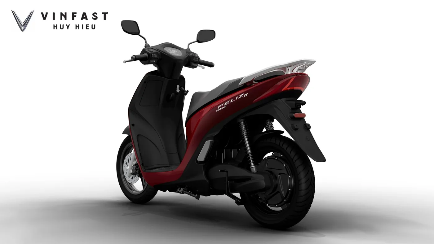 so sánh VinFast Feliz 2025 và Feliz II đổi pin – Hình ảnh phía sau xe máy điện VinFast Feliz II đổi pin 2026 màu đỏ đen với thiết kế thanh lịch đô thị
