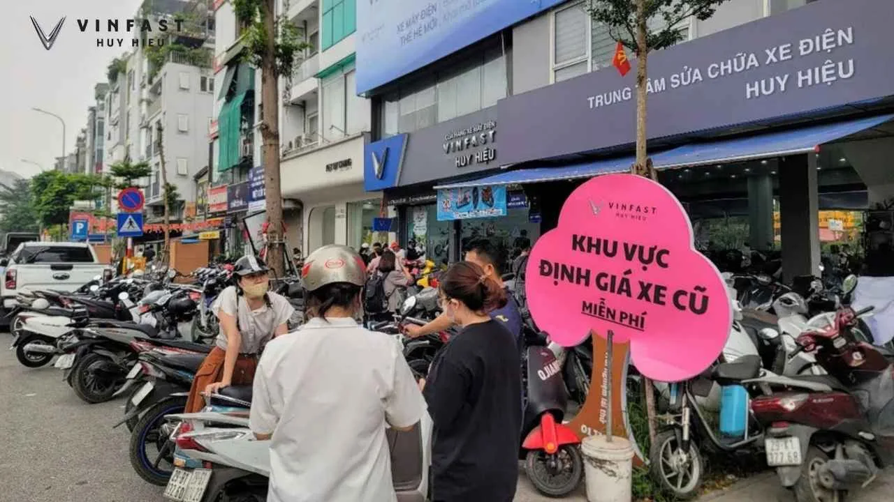 Khách hàng định giá xe xăng cũ tại chương trình thu xăng đổi điện VinFast Huy Hiệu