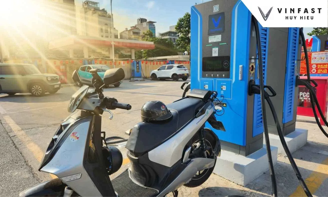 Lưu ý không sạc xe máy điện trời nắng nóng
