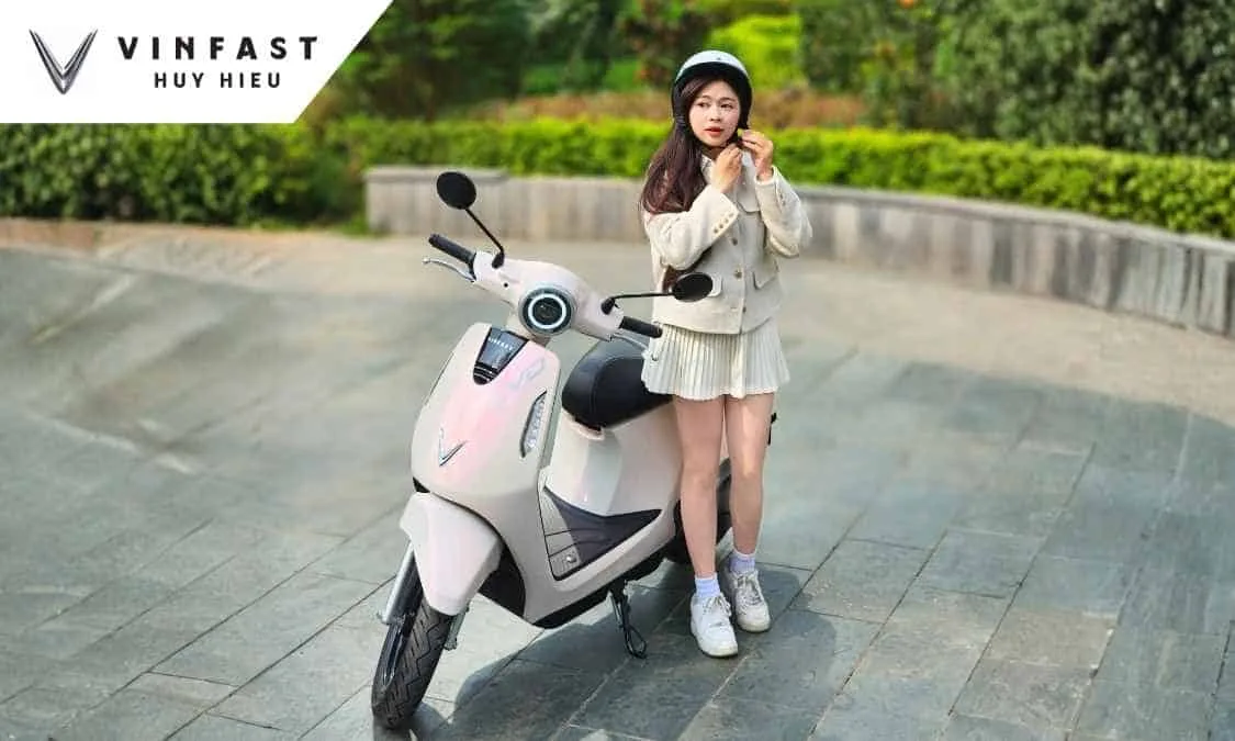 Người dùng sử dụng xe máy điện VinFast Evo đổi pin.
