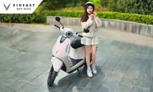 Học sinh sử dụng xe điện cho học sinh đi học