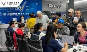 Khách hàng làm thủ tục mua xe máy điện VinFast trả góp