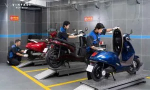 Kỹ thuật viên bảo dưỡng VinFast Feliz 2025 định kỳ tại đại lý