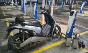sạc pin xe máy điện tại nhà đúng cách