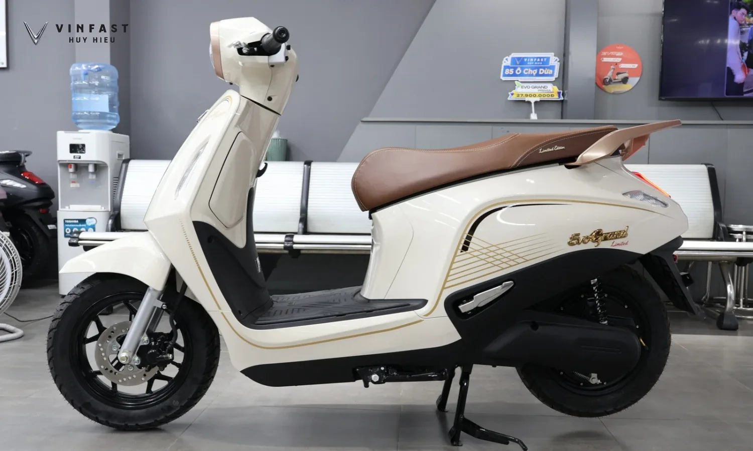 VinFast Evo Grand Limited màu Trắng sữa nhìn từ bên hông