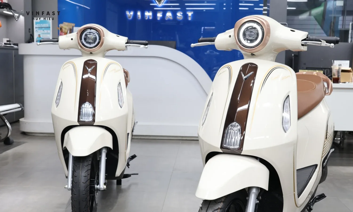 Hai xe VinFast Evo Grand Limited màu Trắng sữa tại showroom