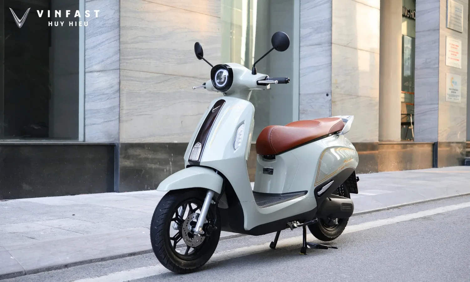 VinFast Evo Grand Premia màu xanh trên đường phố