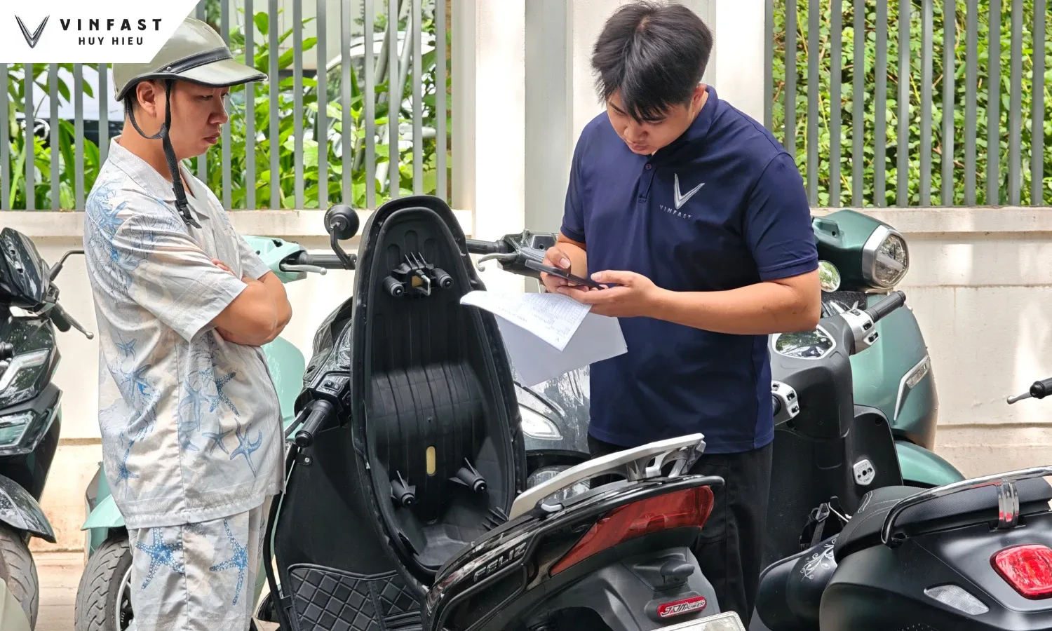Kỹ thuật viên kiểm tra khoang pin xe máy điện VinFast sau va chạm