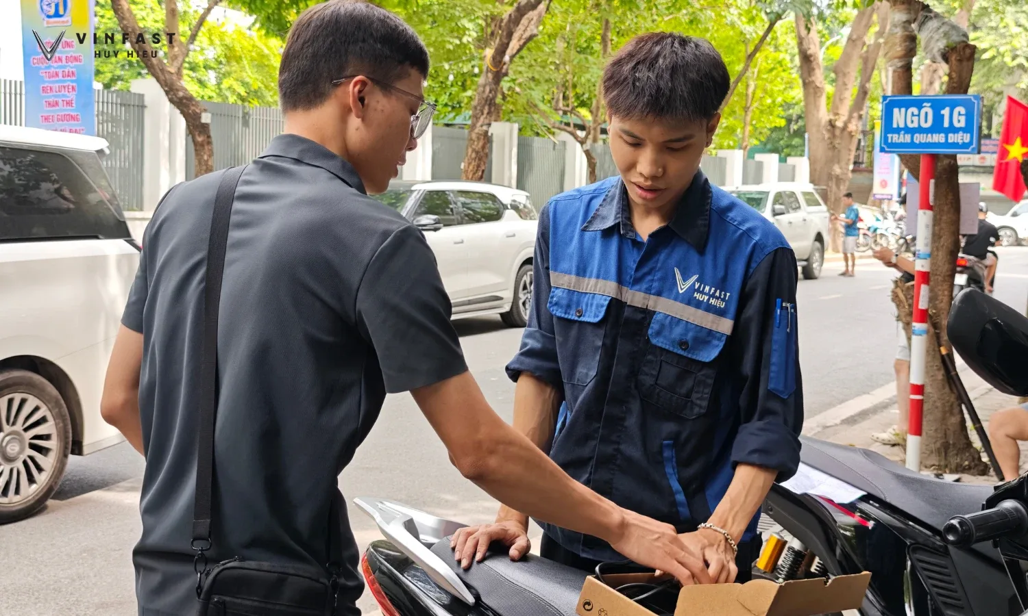 Kỹ thuật viên kiểm tra pin và hệ thống điện xe máy điện VinFast sau khi đi qua vùng ngập