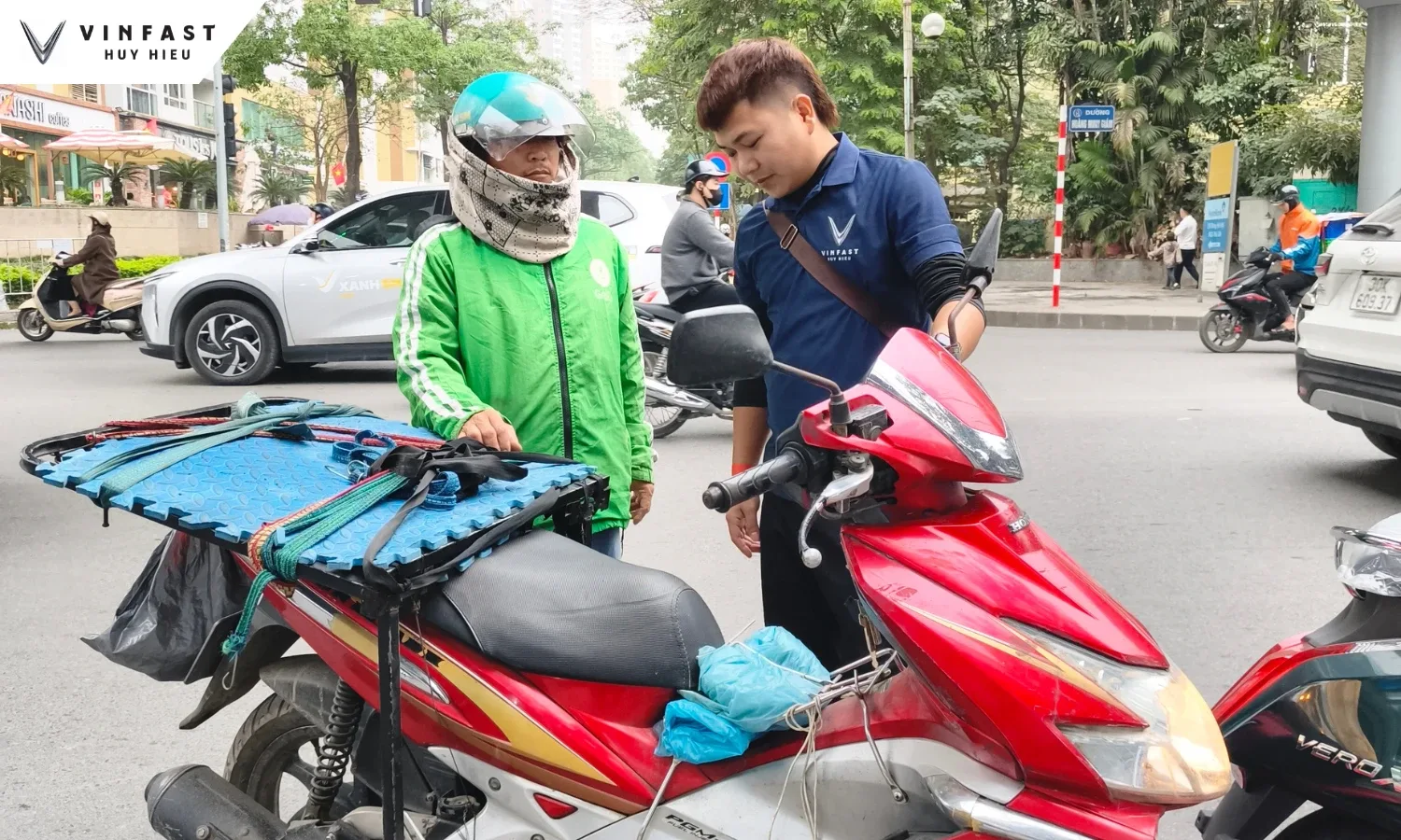 Nhân viên VinFast Huy Hiệu kiểm tra xe máy xăng cũ của khách hàng trước khi đổi sang xe điện