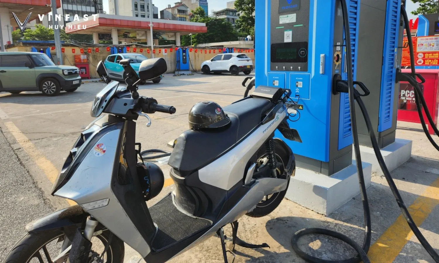 Kỹ thuật viên chẩn đoán BMS và bộ sạc xe máy điện VinFast