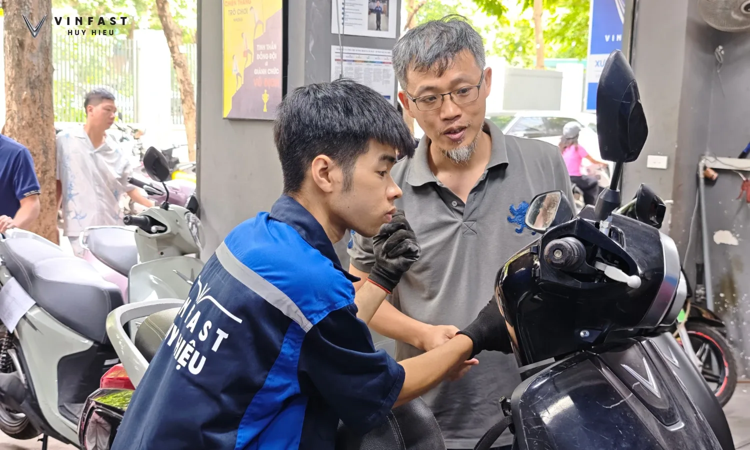 Kỹ thuật viên VinFast kiểm tra xe máy điện sau khi đi qua vùng ngập nước