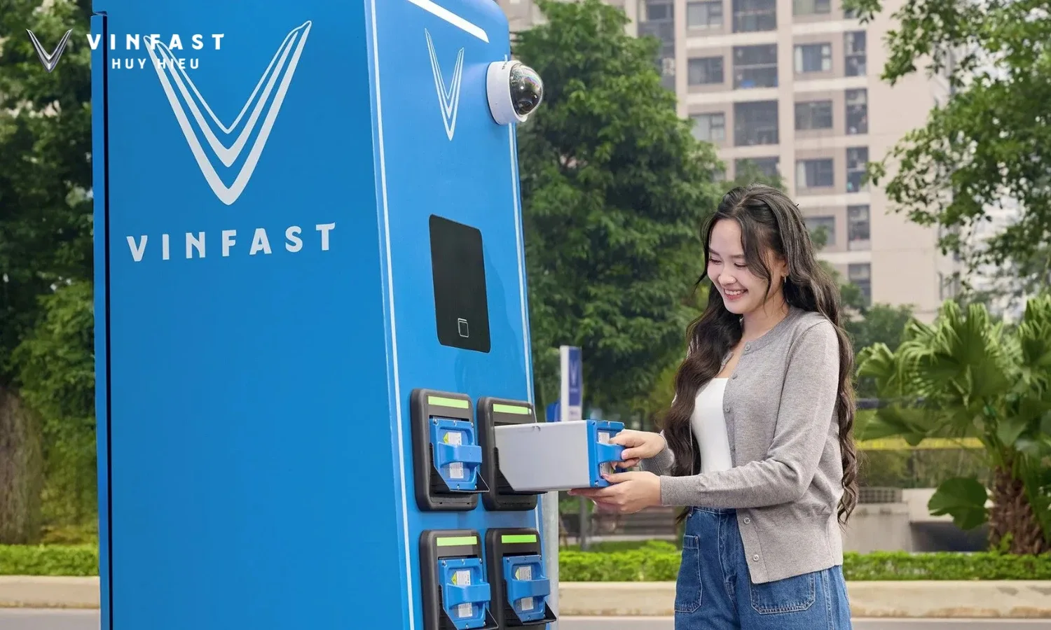 Người dùng thực hiện đổi pin tại tủ đổi pin VinFast