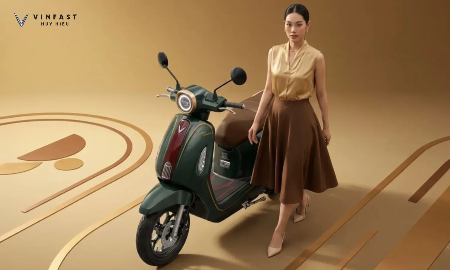 VinFast Evo Grand Limited màu xanh cẩm thạch cùng người mẫu