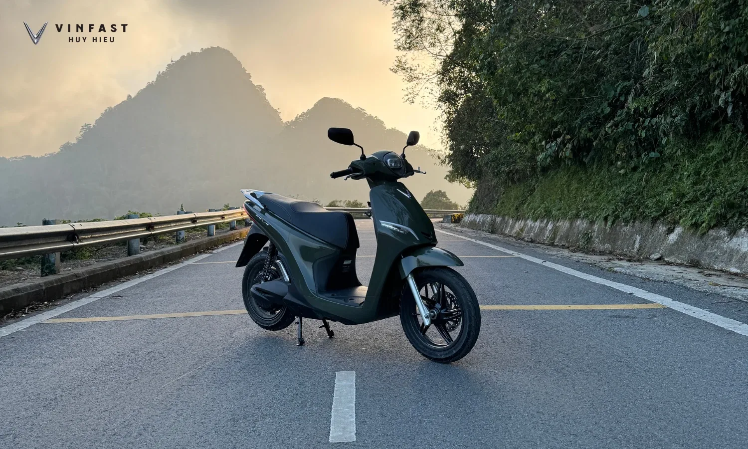 Xe máy điện VinFast Feliz 2025 màu xanh cẩm thạch trên đường đèo