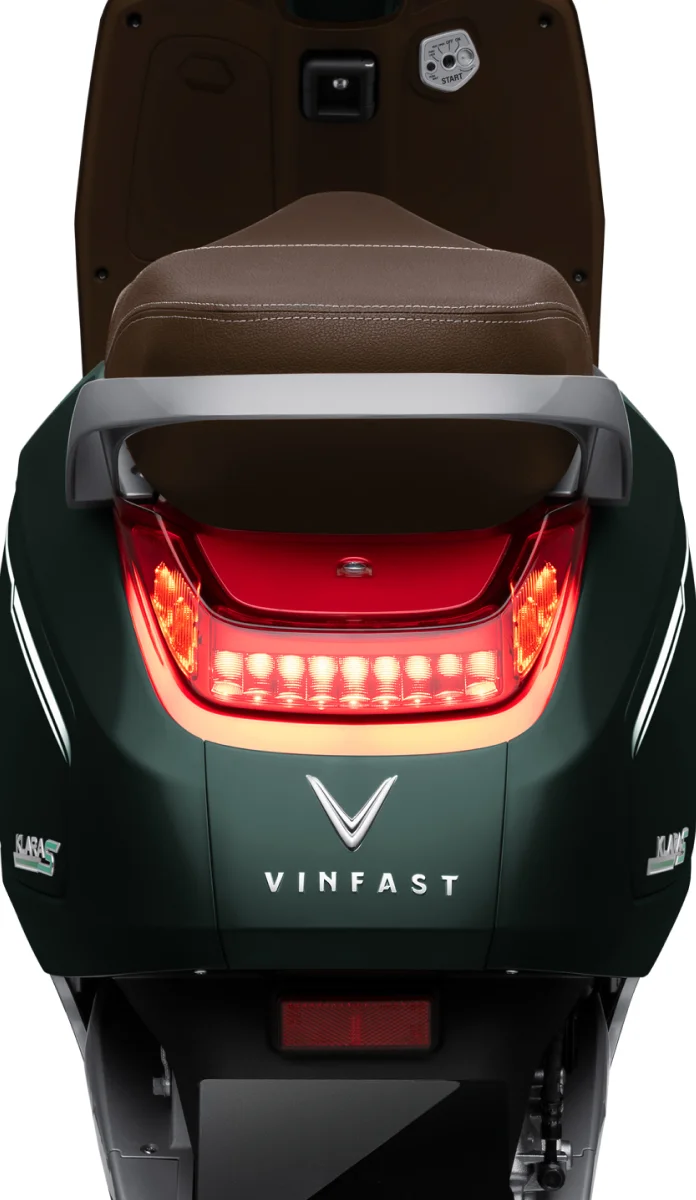 Đèn hậu LED chạy ngang, yên da hai tầng.